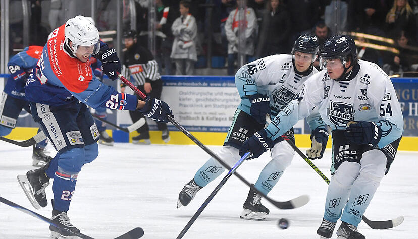 Sebastian Hon (links) erzielte für die Falken in Deggendorf den zwischenzeitlichen 1:1-Ausgleich. Sebastian Hon (links) erzielte für die Falken in Deggendorf den zwischenzeitlichen 1:1-Ausgleich.