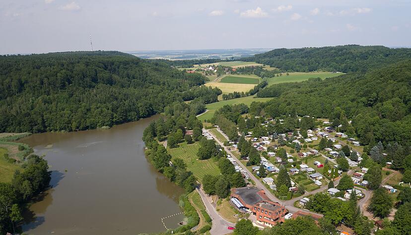 Aus der Luft sieht bereits alles fast aus wie vor Corona − und auch am Boden soll am und um den Neumühlsee bald wieder mehr Leben einkehren.
Foto: Manuel Maier Aus der Luft sieht bereits alles fast aus wie vor Corona − und auch am Boden soll am und um den Neumühlsee bald wieder mehr Leben einkehren.
Foto: Manuel Maier