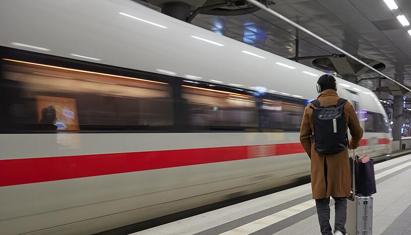 Die Lokführergewerkschaft GDL hat ihren mehrtägigen Streik im Personenverkehr der Deutschen Bahn vorzeitig beendet.