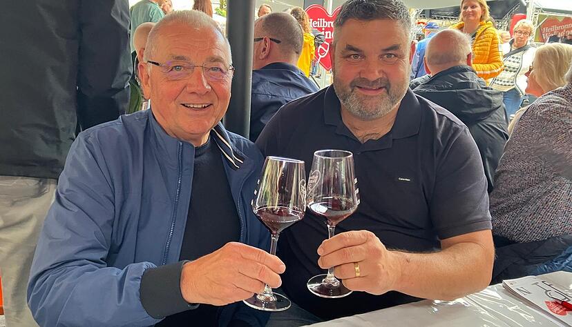 Zum Wohl im Weindorf: Ulrich Waldb&uuml;&szlig;er vom DAV (links) und Florian Haller, der in S&uuml;dtirol die Alte Heilbronner H&uuml;tte neu aufbaut.