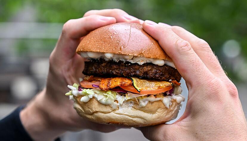 Burger mit einem vegetarischen Patty belegt. (Archivbild) Burger mit einem vegetarischen Patty belegt. (Archivbild)