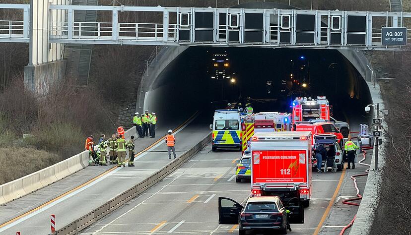 Auch nach dem Löschen des Brands sind am Dienstagabend noch Dutzende Rettungskräfte am Engelbergtunnel im Einsatz. Auch nach dem Löschen des Brands sind am Dienstagabend noch Dutzende Rettungskräfte am Engelbergtunnel im Einsatz.