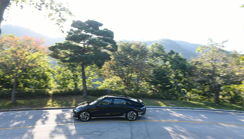 Durch sein strammes Fahrwerk hat der Ioniq 6 in Kurven eine gute Stra&szlig;enlage.