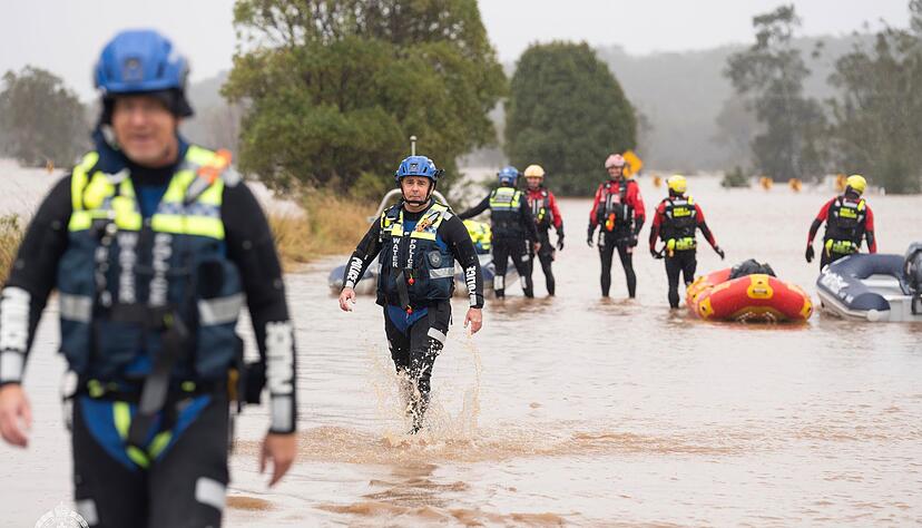 Die Retter sind vor allem mit Schlauchbooten im Einsatz.