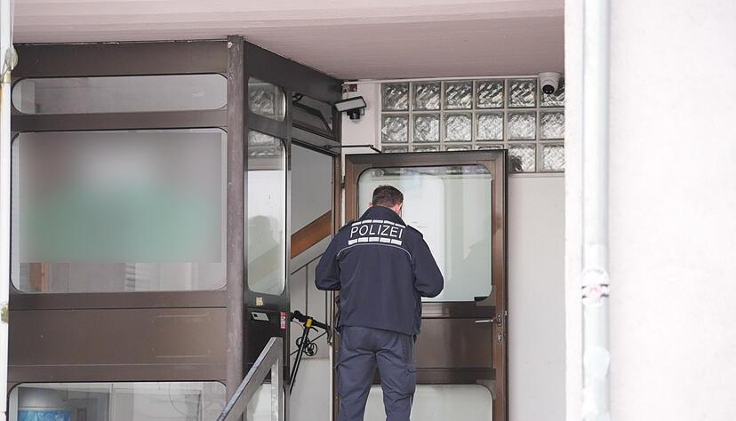 Ein Beamter der Kriminalpolizei ist vor einer Moschee im Rems-Murr-Kreis im Einsatz. Bei einem Messerangriff wurde eine Person verletzt, wie ein Polizeisprecher mitteilte.