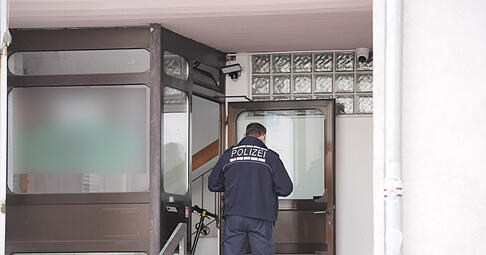 Ein Beamter der Kriminalpolizei ist vor einer Moschee im Rems-Murr-Kreis im Einsatz. Bei einem Messerangriff wurde eine Person verletzt, wie ein Polizeisprecher mitteilte.