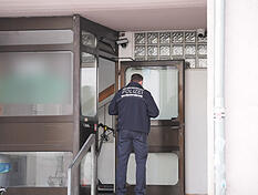 Ein Beamter der Kriminalpolizei ist vor einer Moschee im Rems-Murr-Kreis im Einsatz. Bei einem Messerangriff wurde eine Person verletzt, wie ein Polizeisprecher mitteilte.