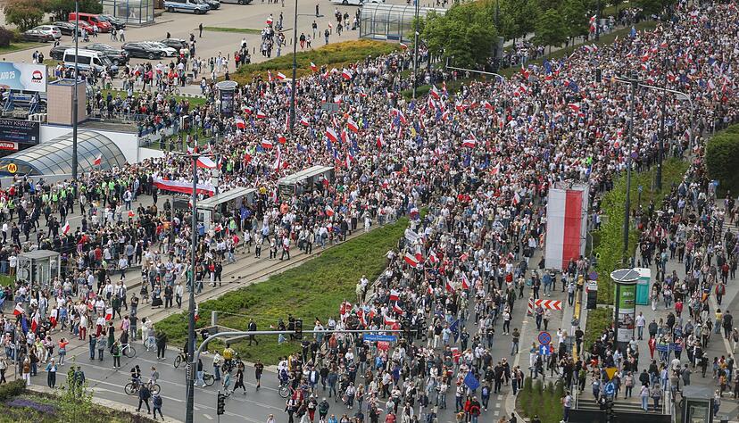 Anh&auml;nger des proeurop&auml;ischen polnischen Pr&auml;sidentschaftskandidaten Rafal Trzaskowski demonstrieren in Warschau. (Foto aktuell)