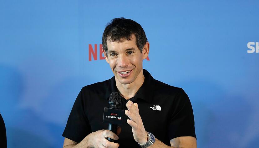 Bereits kurz nach seinem waghalsigen Aufstieg gab Alex Honnold sichtlich entspannt eine Pressekonferenz.