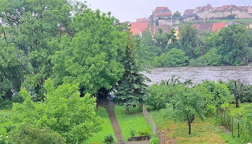 Am Samstagmorgen ist das Wasser des Neckars in Lauffen bereits über die Ufer getreten und hat teilweise die Gärten geflutet. Am Samstagmorgen ist das Wasser des Neckars in Lauffen bereits über die Ufer getreten und hat teilweise die Gärten geflutet.