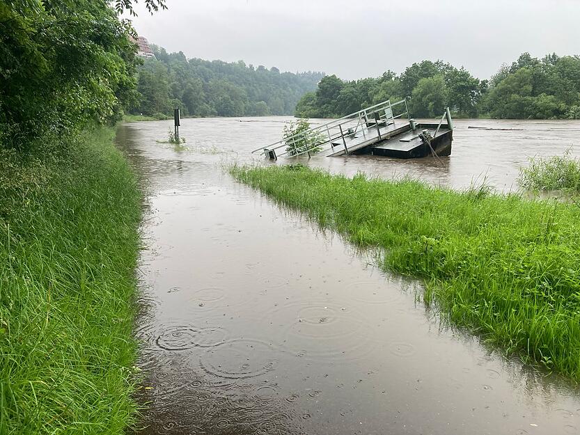 Der Radweg in Bad Wimpfen ist im Sommer 2024 nach Dauerregen geflutet. Der Unterschied zwischen Fluss und Radweg ist kaum noch zu sehen. Das Hochwasser blieb der Region Heilbronn noch eine Weile erhalten.