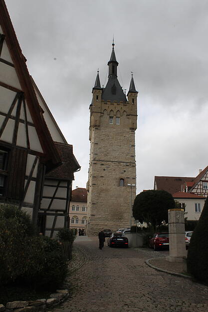 Hoch &uuml;ber den D&auml;chern der Stadt thront der Blaue Turm &ndash; das Wahrzeichen  Bad Wimpfens.