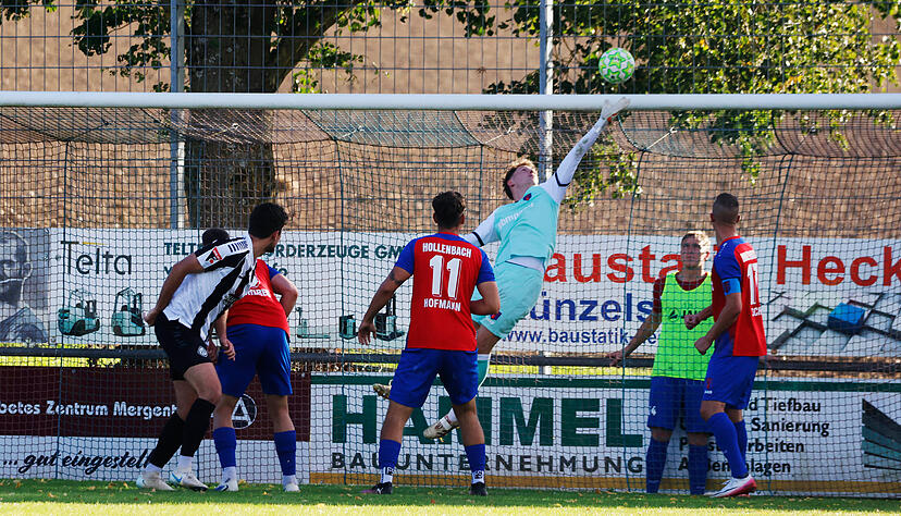 Starke Parade: Nico Purtscher lenkt den Ball &uuml;ber die Latte.