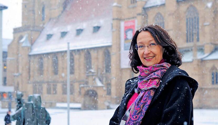 Vor der Kilianskirche: die neue Citypfarrerin Alexandra Winter. Sie verspricht "offene Türen" in der Kirche und in ihrem Pfarramt im Kilianshaus.Foto: Dennis Mugler Vor der Kilianskirche: die neue Citypfarrerin Alexandra Winter. Sie verspricht "offene Türen" in der Kirche und in ihrem Pfarramt im Kilianshaus.Foto: Dennis Mugler