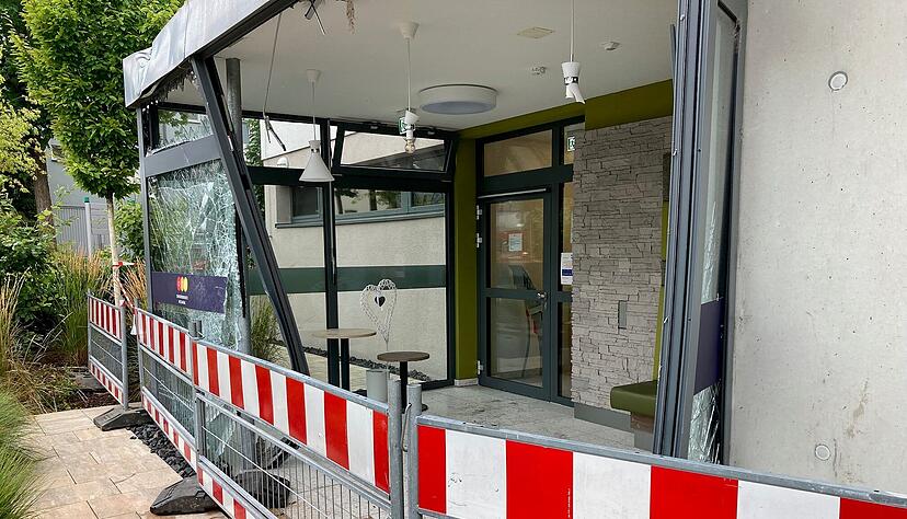 Bei einem Unfall ist am Donnerstag, 20. Juli, ein Transporter in ein Pflegeheim gekracht. Foto: Adrian Hoffmann