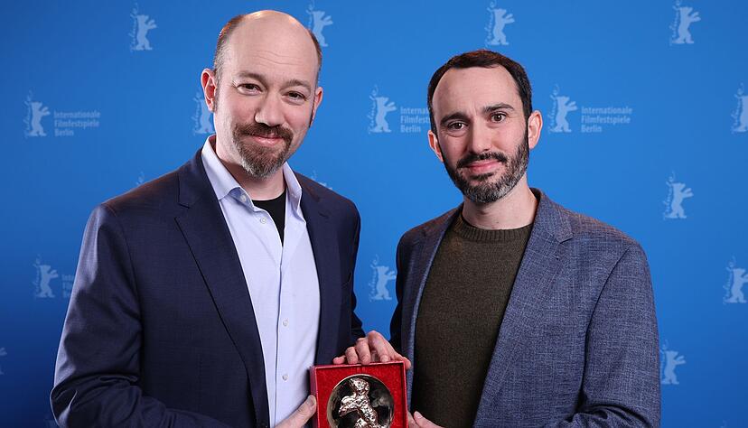 US-Regisseur Brandon Kramer (r) und US-Regisseur Lance Kramer posieren mit dem Berlinale-Dokumentarfilmpreis.