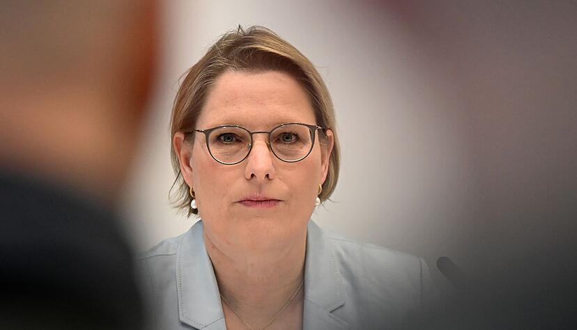 Der Entwurf von Bundesjustizministerin Stefanie Hubig (SPD) sieht vor, dass der Antrag auf elektronische Aufenthalts&uuml;berwachung beim Familiengericht gestellt wird. (Archivbild)