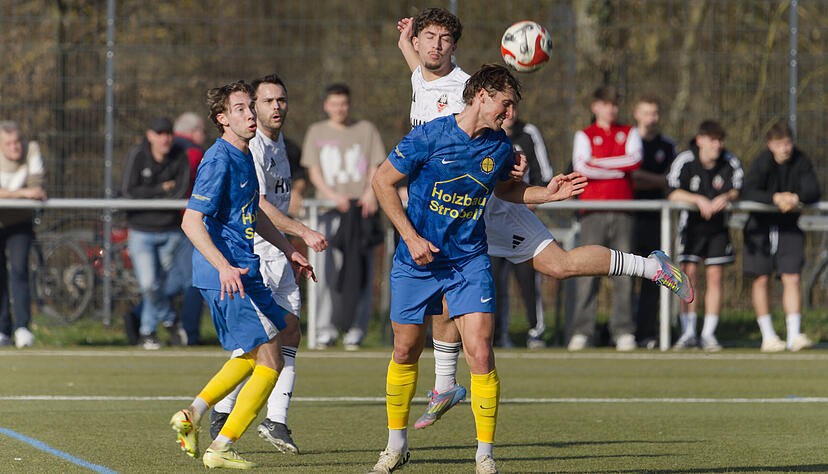 Winter-Neuzugang Philipp Lambert (hinten) und der VfB Eppingen sind mit zwei Niederlagen aus der Winterpause gestartet.