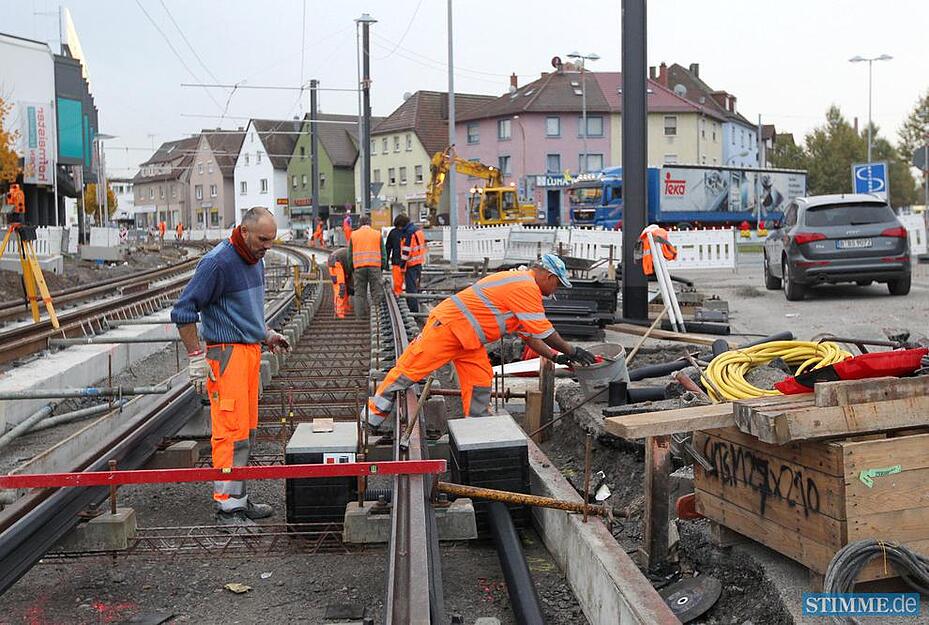 23.10.2013: Am Industrieplatz im Heilbronner Industriegebiet wird die letzte Lücke im Schienennetz der innerstädtischen Stadtbahnstrecke Nord geschlossen.