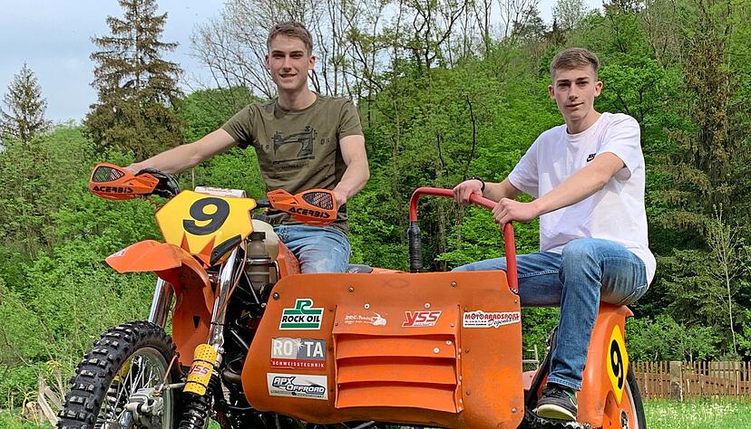 Fahrer Joshua Weinmann (links) und sein jüngerer Bruder und Beifahrer Noah auf ihrem Gespann im heimischen Garten. Fahrer Joshua Weinmann (links) und sein jüngerer Bruder und Beifahrer Noah auf ihrem Gespann im heimischen Garten.