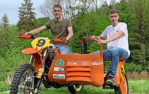 Fahrer Joshua Weinmann (links) und sein jüngerer Bruder und Beifahrer Noah auf ihrem Vorjahres-Gespann.