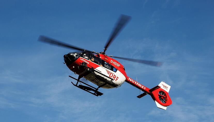 Ein Rettungshubschrauber setzt zur Landung an.