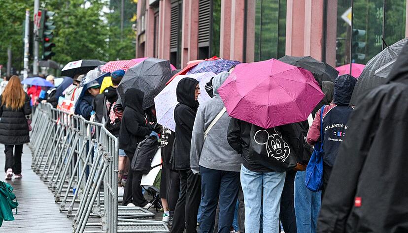 Menschen warten am Einkaufszentrum Alexa auf die&nbsp;Er&ouml;ffnung des ersten Labubu-Stores Deutschlands.