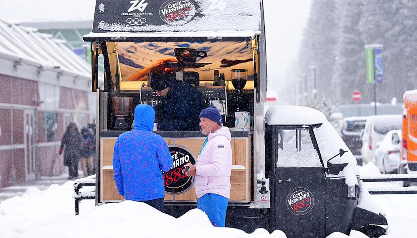 Italienischer Moment im Olympischen Dorf von Cortina: ein verschneites Kaffeemobil.
