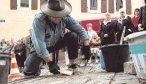 Künstler Demnig lässt die Stolpersteine ein, hinter ihm die Enkelinnen Baers.