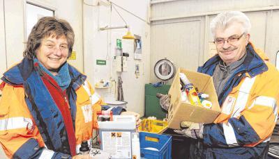 An, Silvester, 31. Dezember, nehmen sie von 9 bis 13 Uhr zum letzten Mal Schadstoffe in Neckarsulm an: Chemiefachkraft Gertrud Friedrich und ihr Mitarbeiter Roland J&auml;ger.Fotos:Mario Berger/Abe Mossop/Fotolia