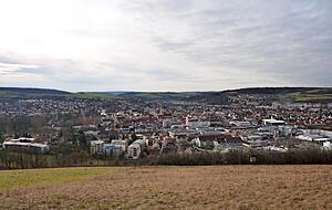 Vom Kettenberg geht der Blick &uuml;ber die Innenstadt von Bad Mergentheim. Hier k&ouml;nnte 2026 eine Seilbahn Besucher nach oben bringen. Sie ist Bestandteil der Bewerbung f&uuml;r die Landesgartenschau. Foto: Hettich/B&uuml;ro Senner