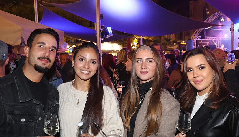 Am Freitagabend ist auf dem Heilbronner Weindorf viel los.