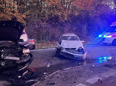 Laut der Heilbronner Feuerwehr entstand an mindestens zwei Autos durch den Unfall ein Totalschaden. Laut der Heilbronner Feuerwehr entstand an mindestens zwei Autos durch den Unfall ein Totalschaden.
