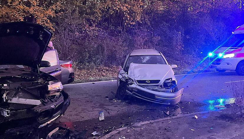 Laut der Heilbronner Feuerwehr entstand an mindestens zwei Autos durch den Unfall ein Totalschaden. Laut der Heilbronner Feuerwehr entstand an mindestens zwei Autos durch den Unfall ein Totalschaden.