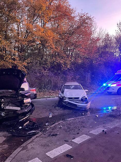 Laut der Heilbronner Feuerwehr entstand an mindestens zwei Autos durch den Unfall ein Totalschaden.