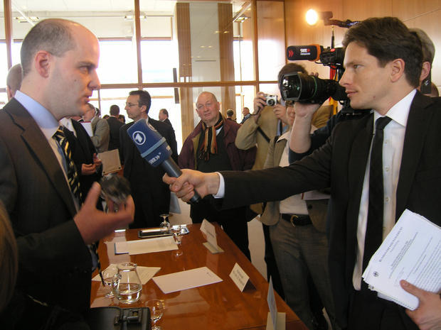 Hühnerhalter Georg Heitlinger (links) steht den zahlreichen Vertretern der Presse Rede und Antwort.