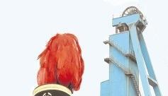 Thomas M&uuml;ller im Festtagsstaat der Bergleute. Er tr&auml;gt sein Ehrenkleid bei Paraden, bei Hochzeiten, wenn es passend ist, und bei Beerdigungen.Fotos: Andreas Veigel