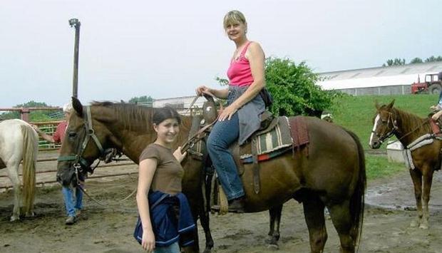 Charla Nash und ihre Tochter Brianna (l.) vor dem Angriff des Affen.