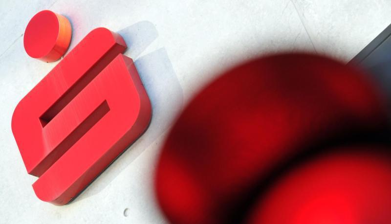 Im Kern geht es um die Frage, wie viele Menschen die Farbe zweifellos der Sparkasse zuordnen können. Foto: Stefan Puchner