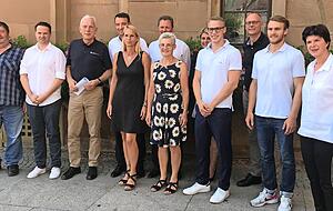 Das Hochsprung-Team mit Oberbürgermeister Harry Mergel (Dritter v. links) planen ein Meeting auf dem Marktplatz − idealerweise am 22./23. August.
Foto: Stefanie Wahl Das Hochsprung-Team mit Oberbürgermeister Harry Mergel (Dritter v. links) planen ein Meeting auf dem Marktplatz − idealerweise am 22./23. August.
Foto: Stefanie Wahl