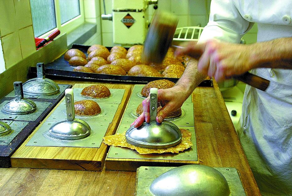 Hochkonjunktur vor Ostern. Hier werden Krokanteier hergestellt. Der Konditormeister Wolfgang Roth setzt auf Tradition und Qualität. Aufnahme aus März 2002.