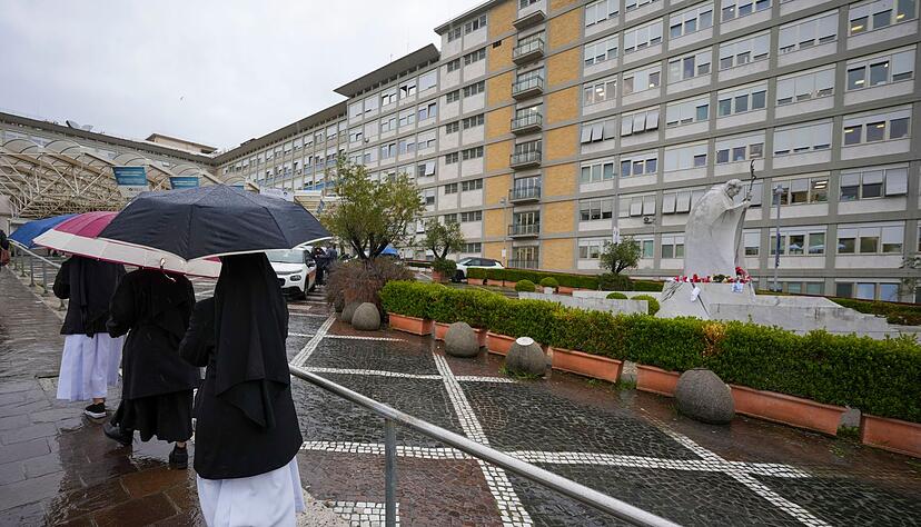 Nach einem neuen Atemnot-Anfall verbrachte Papst Franziskus in der Gemelli-Klinik offiziellen Angaben zufolge eine ruhige Nacht.