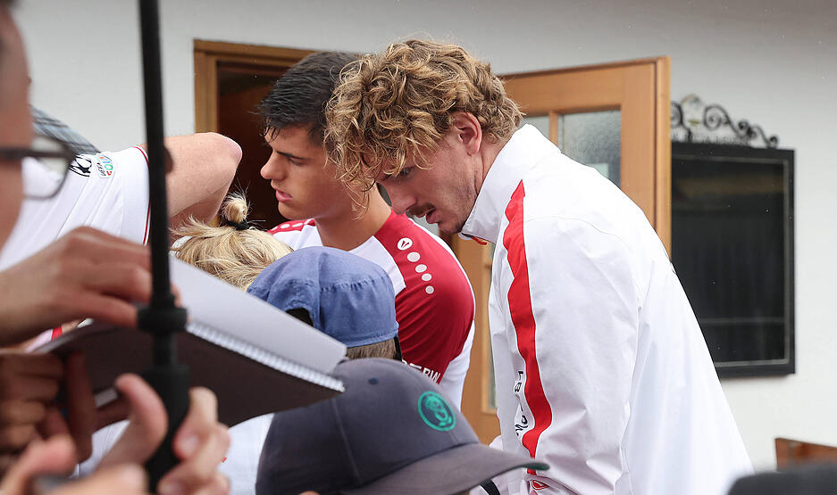 Nick Woltemade ist im Trainingslager des VfB Stuttgart gefragt – und schreibt auch am zweiten Tag Autogramme.