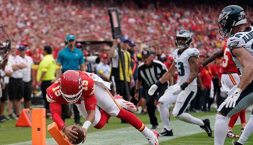 Patrick Mahomes (links) erzielte einen Touchdown, hatte aber zu wenig Hilfe bei der zweiten Saisonniederlage.
