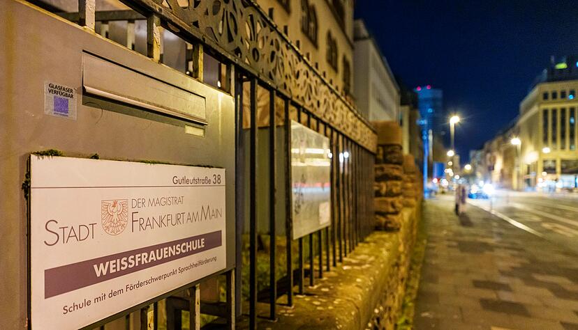 Die Schule befindet sich im Bahnhofsviertel.
