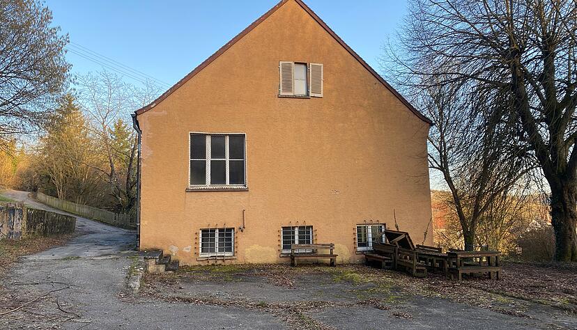 Noch steht das alte Schulgeb&auml;ude in Olnhausen. Auf dem Areal soll bald ein Mehrfamilienhaus entstehen. Foto: Elfi Hofmann