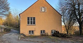 Noch steht das alte Schulgeb&auml;ude in Olnhausen. Auf dem Areal soll bald ein Mehrfamilienhaus entstehen. Foto: Elfi Hofmann