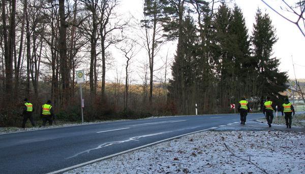 Eine groß angelegte Suchaktion nach der Tatwaffe startete die Polizei am Freitag, 30. Dezember, zwischen der Wohnung der Opfers in Krumbach und dem Auffindeort des Pkw in Mosbach.