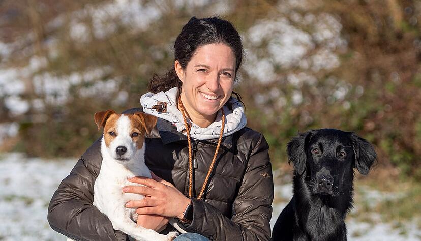 In der Hundeschule von Ramona Neidlein in Gundelsheim, hier mit ihrem Parson Russell Terrier Minja und ihrem Flat-Flat-Coated Retriever Pax, gab es in der Coronazeit viele Anfragen für Welpenkurse.
Foto: Mario Berger