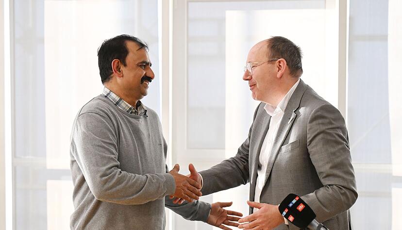 Der Mannheimer Oberbürgermeister Christian Specht (CDU) dankt ihm für sein Engagement. Der Mannheimer Oberbürgermeister Christian Specht (CDU) dankt ihm für sein Engagement.